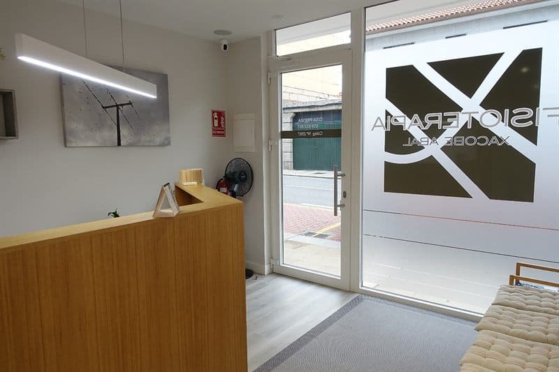 Entrada e mostrador da clínica Xacobe Abal Fisioterapia en Ribadumia
