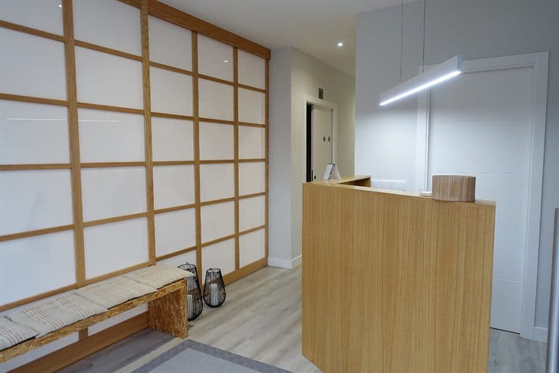Recepción e sala de espera da clínica de fisioterapia en Ribadumia
