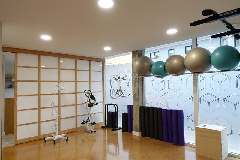 Sesión de pilates terapéutico guiada por un fisioterapeuta en Ribadumia