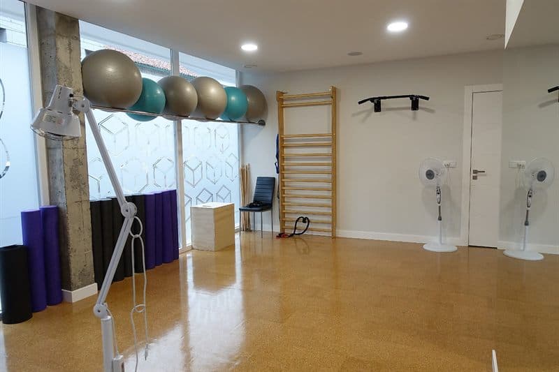 Sala de exercicio terapéutico con espaldeira no centro de fisioterapia de Ribadumia