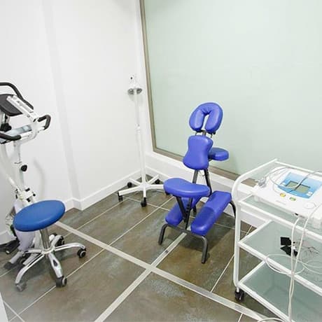 Fisioterapeuta realizando unha valoración inicial da dor lumbar en Ribadumia