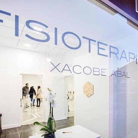 Entrada da clínica Xacobe Abal Fisioterapia en Ribadumia
